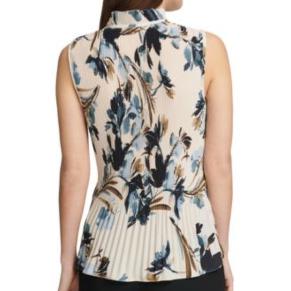 NWT- DKNY
Women's Pleated Floral-Print Sleeveless Blouse with a Tie Neck. - Picture 3 of 13
